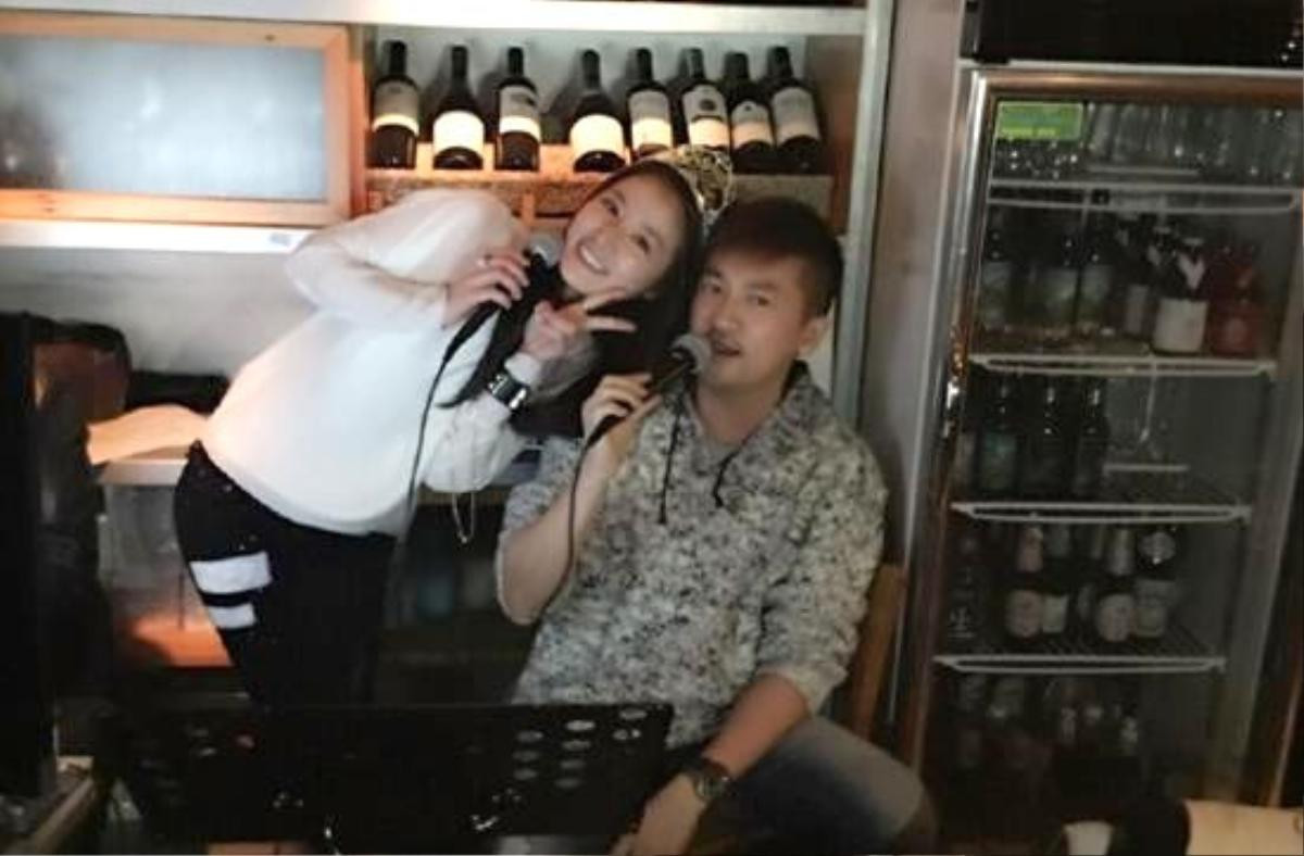 Khoảnh khắc vui vẻ của Lâm Tâm Như - Tô Hữu Bằng cùng ngồi hát karaoke.