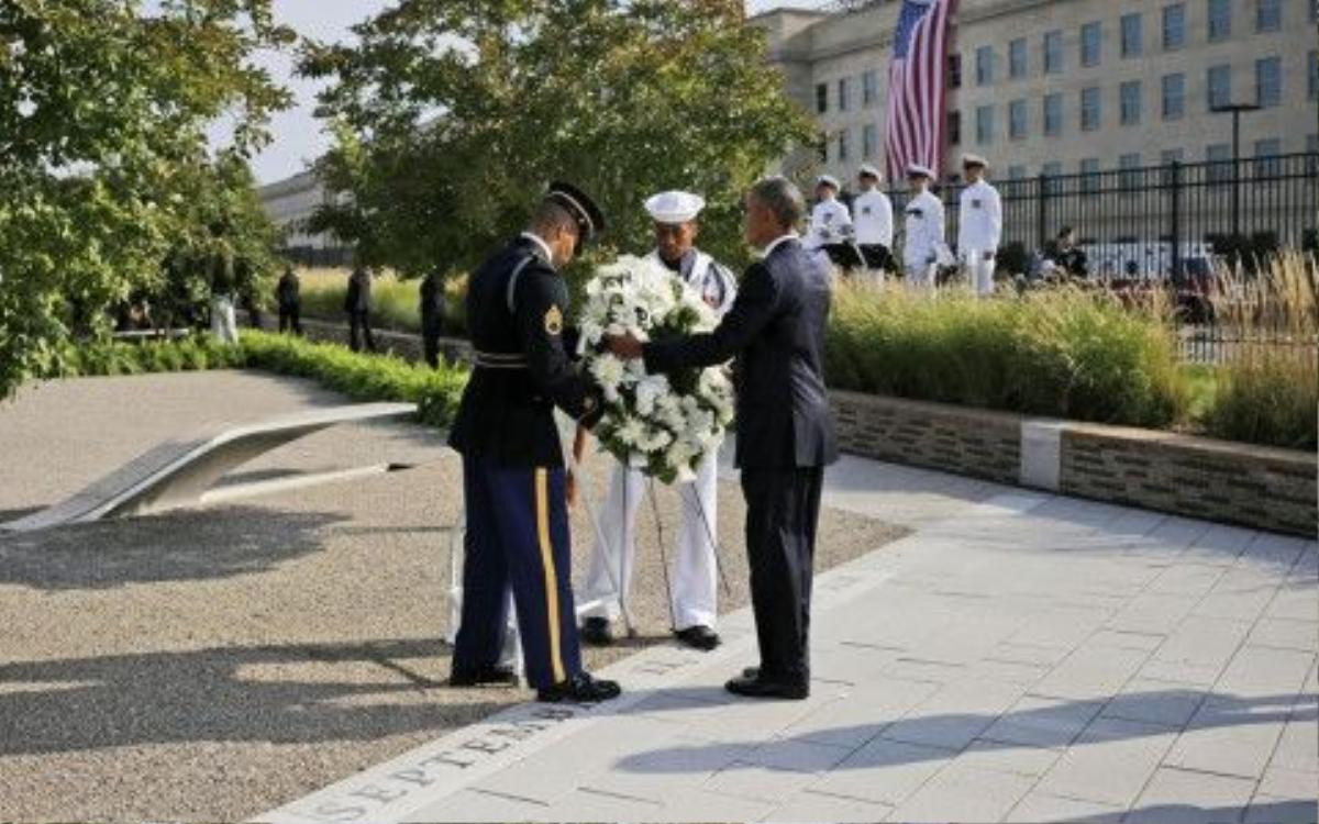 Tổng thống Obama đặt vòng hoa tưởng niệm các nạn nhân (Ảnh Reuters)