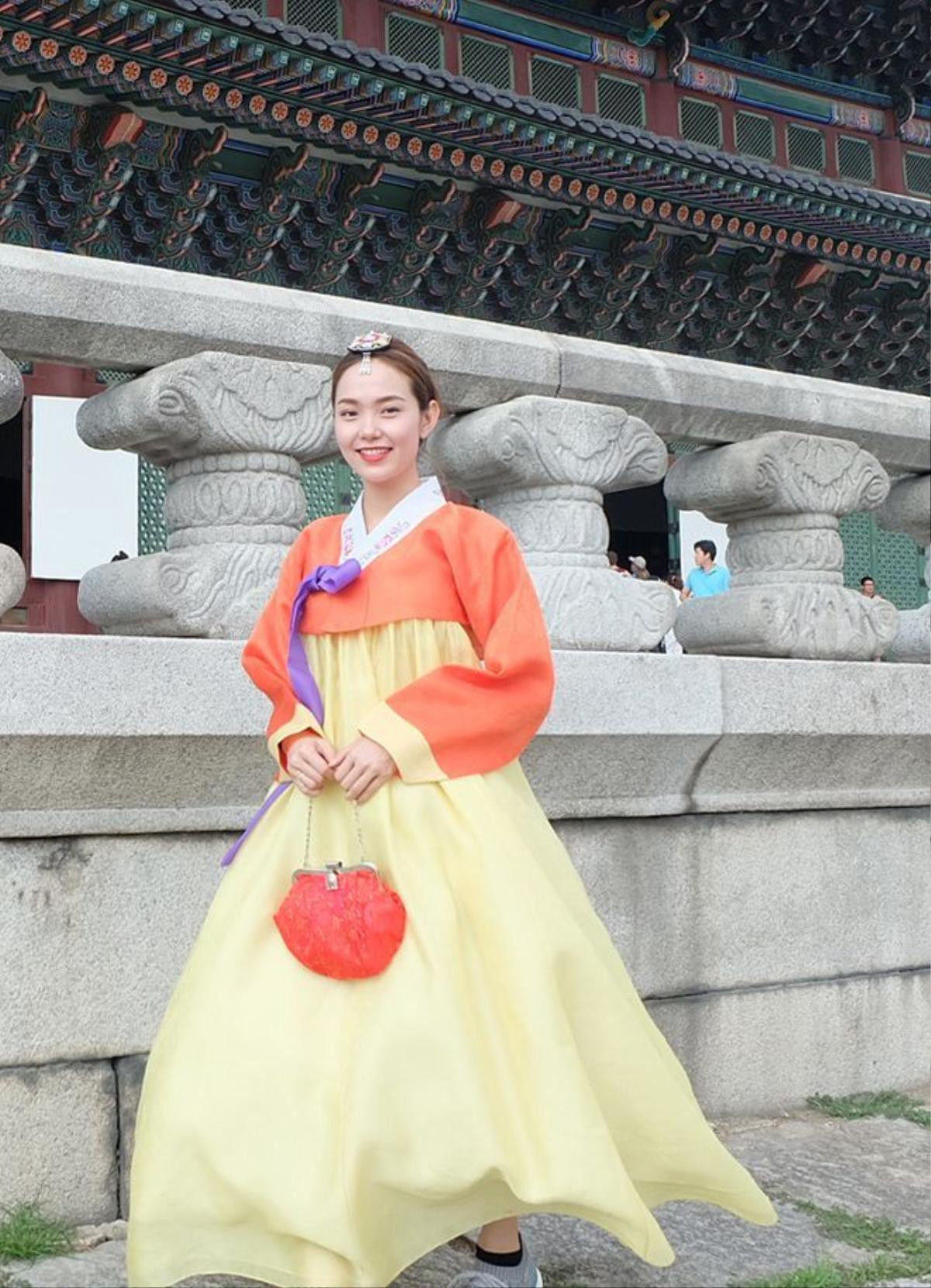 Minh Hằng vô cùng xinh đẹp khi mặc trang phục hanbok của Hàn Quốc.