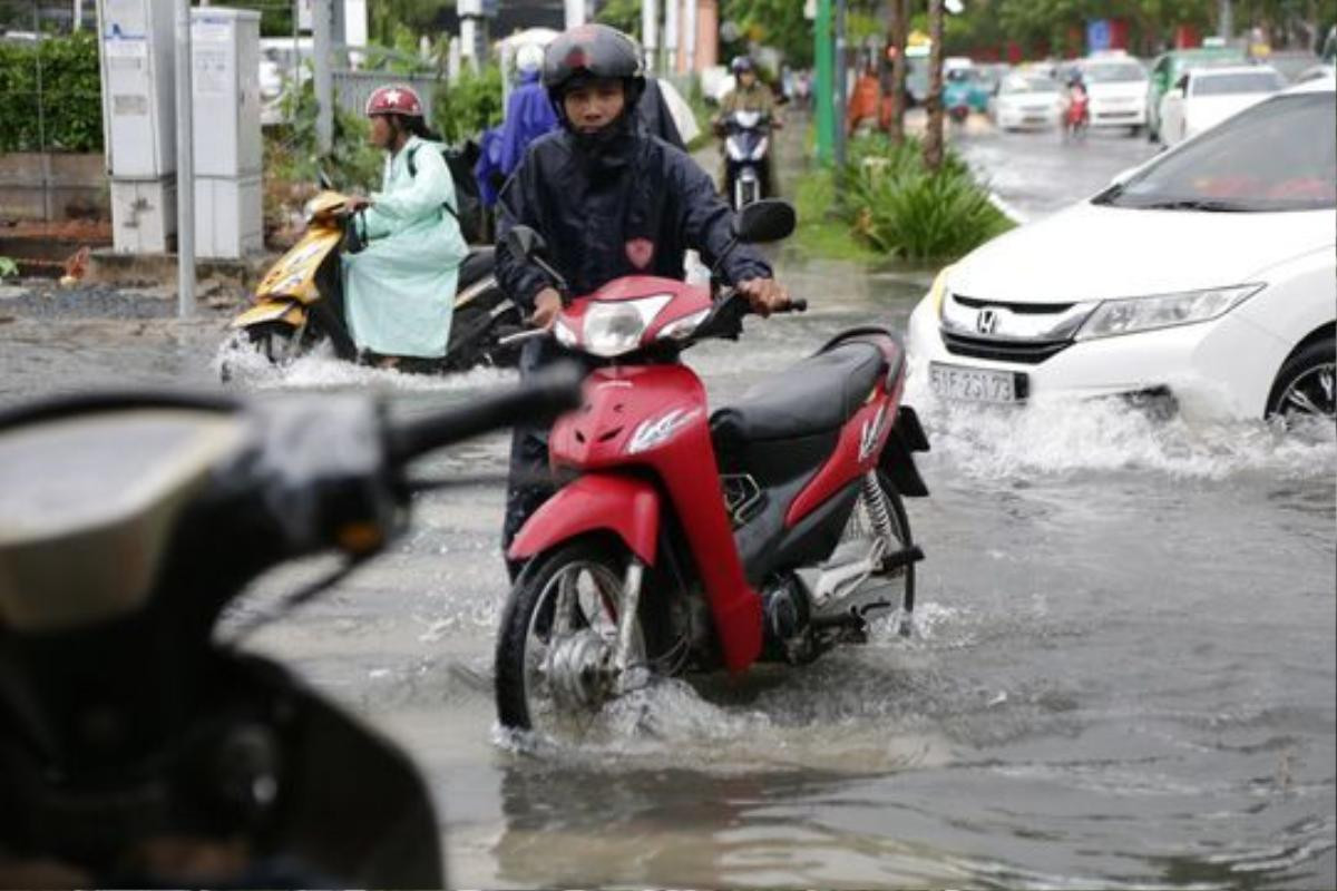 Thậm chí nhiều phương tiện bị chết máy, phải dắt bộ.