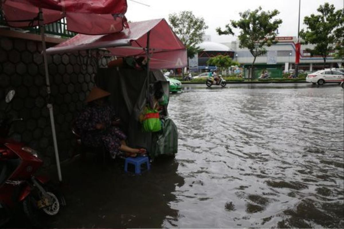 Mưa lớn ảnh hưởng đến cuộc sống sinh hoạt của người dân.