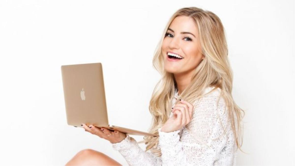 2. iJustine: Phần lớn video của Justine đều liên quan đến công nghệ, đặc biệt là các sản phẩm của Apple. Cô sở hữu đầy đủ các loại Macbook, iMac, iPhone, iPad. Tình yêu dành cho thiết bị công nghệ và game giúp cô trở nên nổi bật và cá tính trong bối cảnh không nhiều YouTuber nữ quan tâm đến lĩnh vực này. 