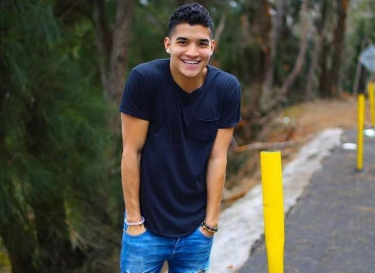 5. Alex Wassabi: 9X thu hút người xem bằng các video gây cười theo cách tự nhiên. Anh thường nói về những điều tích cực và hạn chế xung đột. Alex hiện hẹn hò cùng YouTuber xinh đẹp Lauren. Cùng sở hữu khiếu hài hước nên mỗi lần quay video chung, cặp đôi đều khiến người xem thích thú bởi sự đáng yêu và lém lỉnh. 