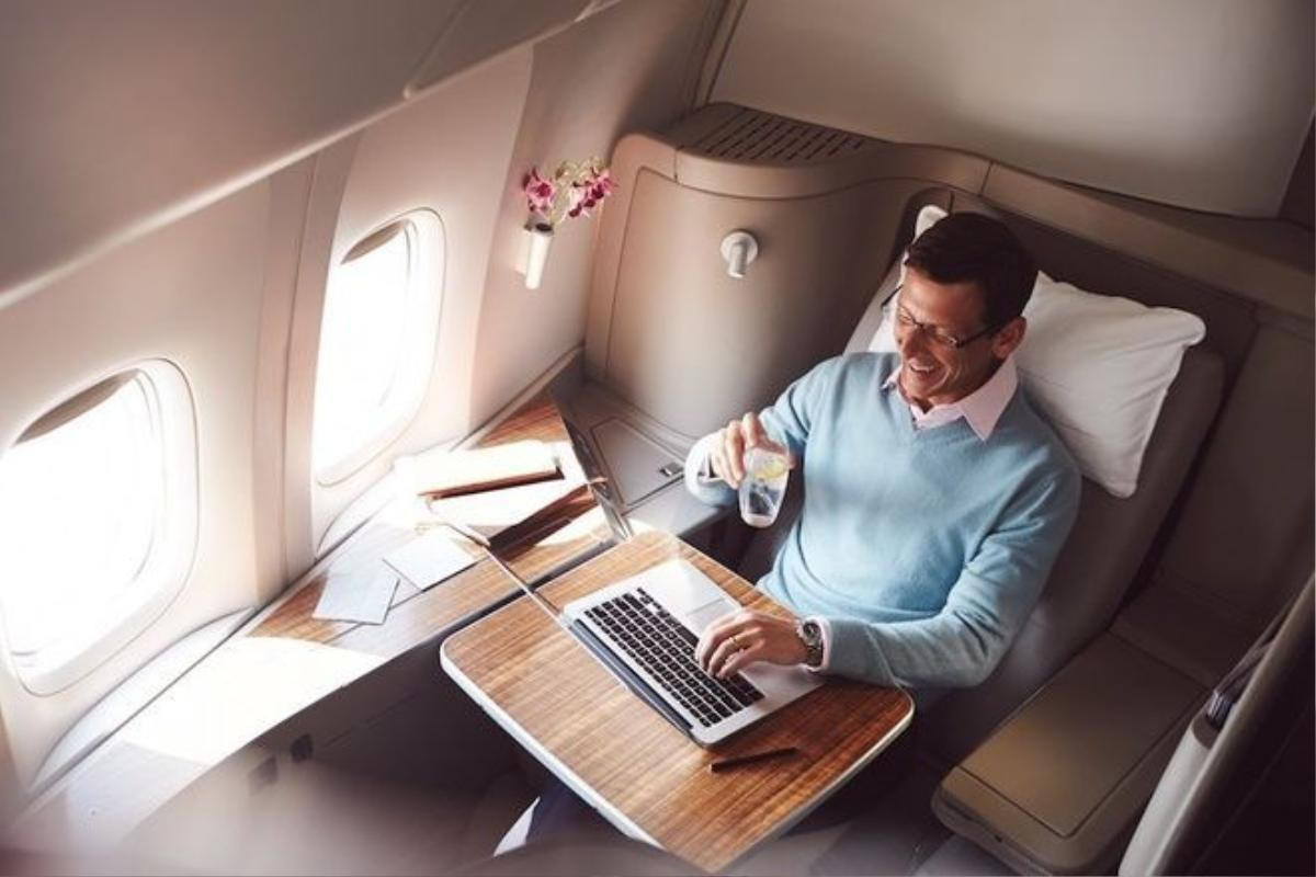 Xếp thứ 4 là hạng thương gia của Cathay Pacific Airways có giá 28.000 USD khứ hồi. Ghế ngồi có thế ngả ra thành giường, tivi riêng, đồ ngủ và màn hình cảm ứng để điều chỉnh ánh sáng. Ảnh: Cathay Pacific.