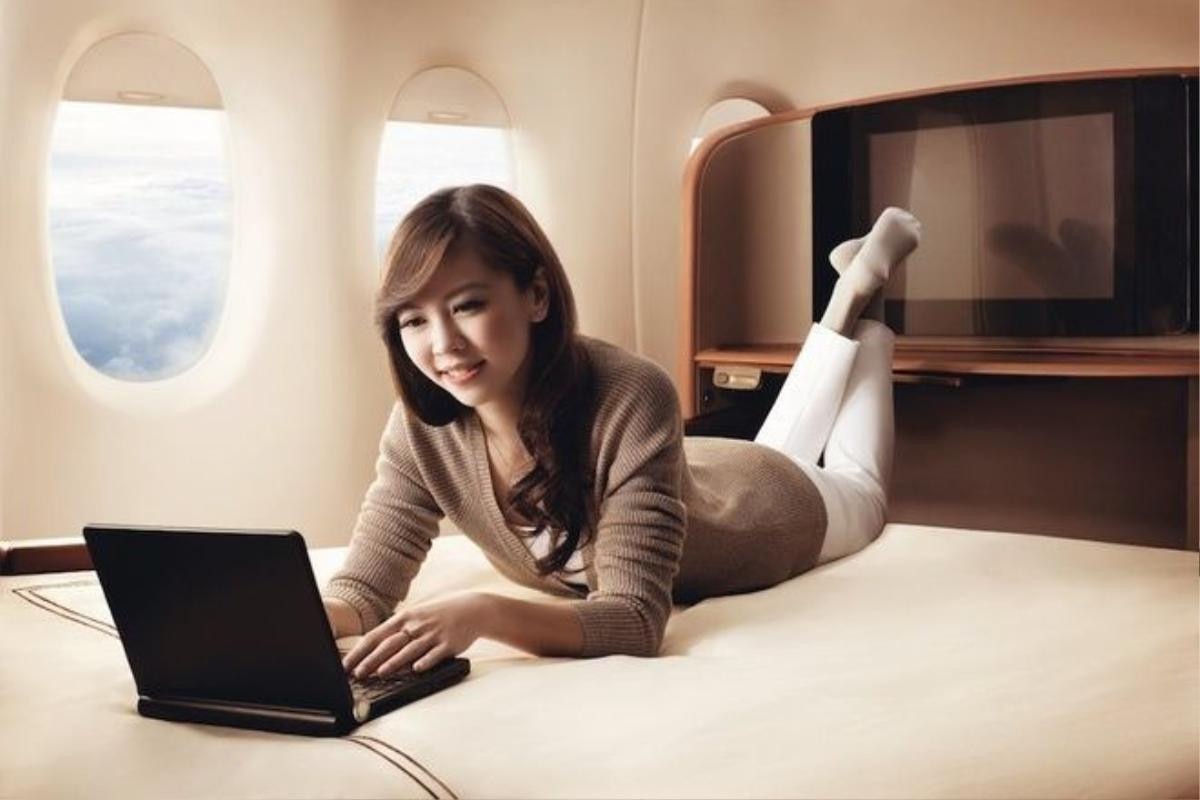 Chiếc giường của Singapore Airlines được nhận xét là tốt hơn hầu hết đệm tại gia. Với chiều rộng 90 cm, dài 2 mét, chiếc giường có thể làm thỏa mãn bất cứ hành khách nào. Giá vé một chiều là 9.200 USD. Ảnh: Singapore Airlines.