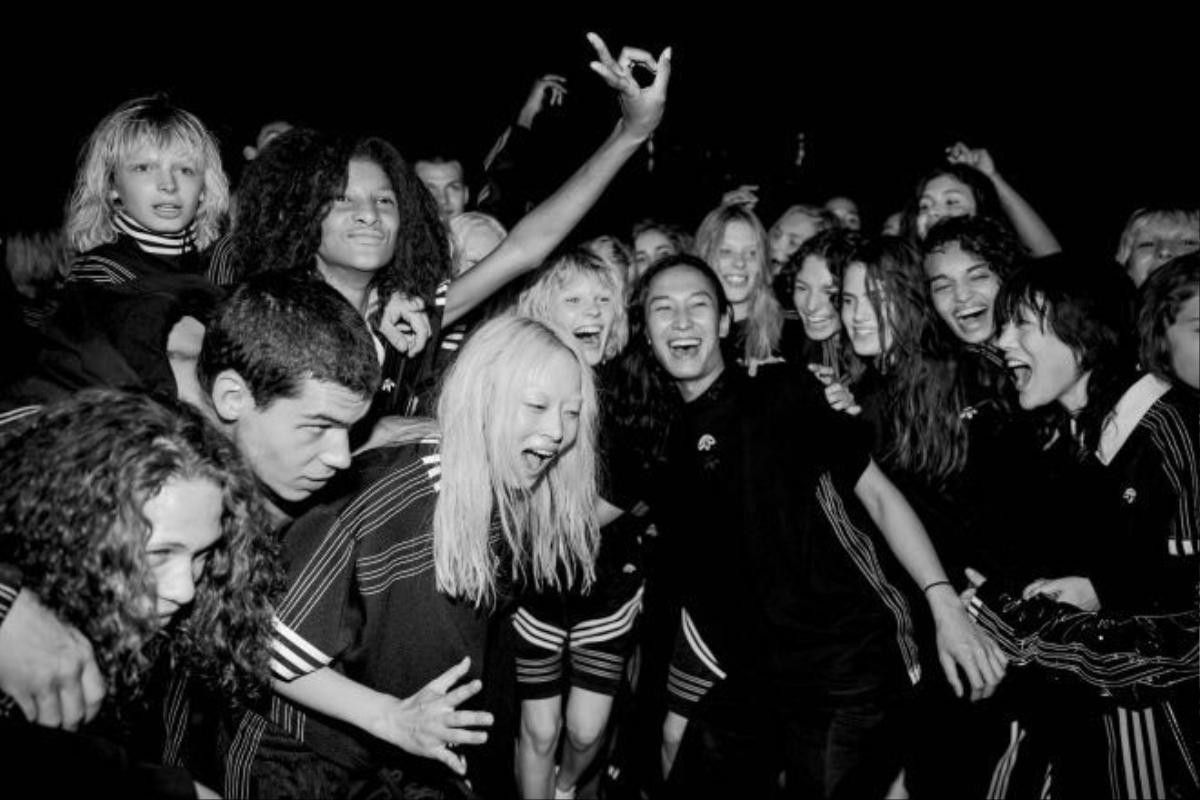 01-alexander-wang-ss17-backstage-kevin-tachman1