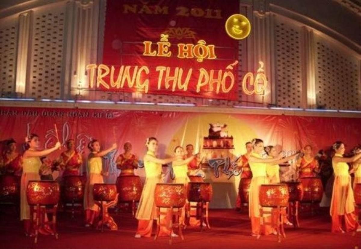 Còn với các bạn trẻ ở Hà Nội, họ cũng không phải lo thiếu chỗ chơi đêm Trung thu. Trung thu phố cổ là một hoạt động thường niên được UBND TP Hà Nội tổ chức trong khuôn viên khu phố cổ.