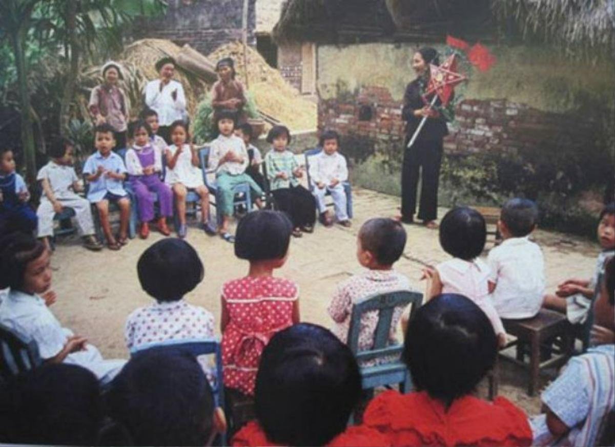 Ngay ở miền Bắc, mặc dù gặp rất nhiều khó khăn do chiến tranh, phải đi sơ tán, nhưng người lớn vẫn không quên tổ chức những buổi vui Trung thu cho những đứa trẻ.