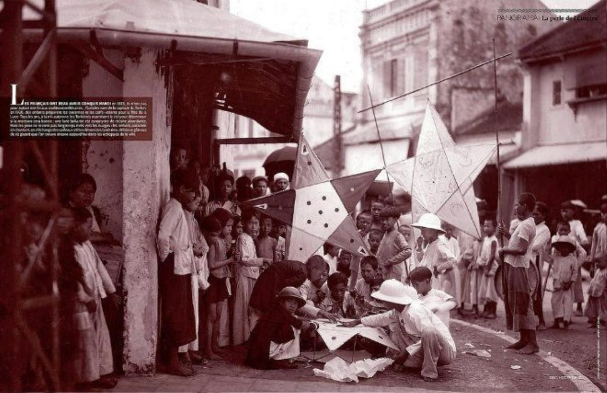 Đây là hà Nội vào năm 1930. Ở bên vệ đường trong khu 36 phố phường, những người lớn đang làm ra những chiếc đèn lồng thật lớn để sau đó, những đứa trẻ sẽ tổ chức một buổi rước đèn đi khắp các khu phố vào đúng đêm Trung thu.