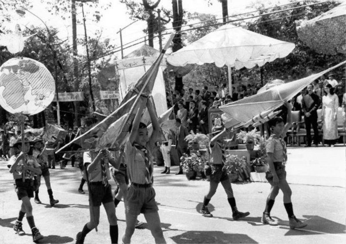 năm 1969, tại Sài Gòn đã diễn ra một lễ diễu hành Trung thu rất lớn tại công viên Tao Đàn. Những trẻ em thuộc các trường học, hội đoàn được khuyến khích sáng tạo ra những mô hình đèn lồng và tham gia vào cuộc diễu hành này.