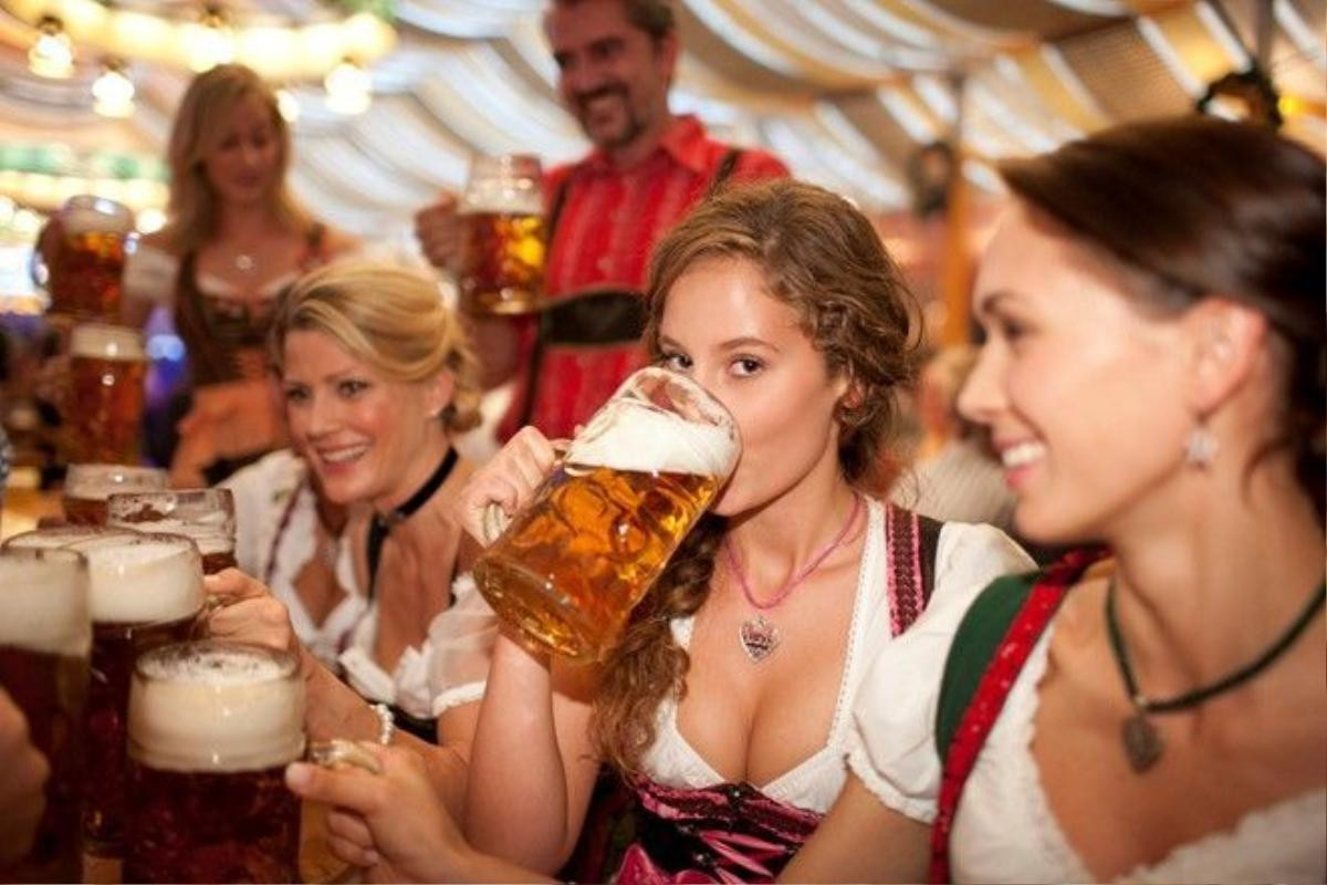 Đức: Mùa thu, Đức đón du khách với Oktoberfest, lễ hội bia lớn nhất thế giới tại thành phố Munich (Đức). Các địa danh như Frankfurt, Berlin, Cologne... cũng là điểm hấp dẫn trong thời gian này. Ảnh: Oktoberfestgirls.