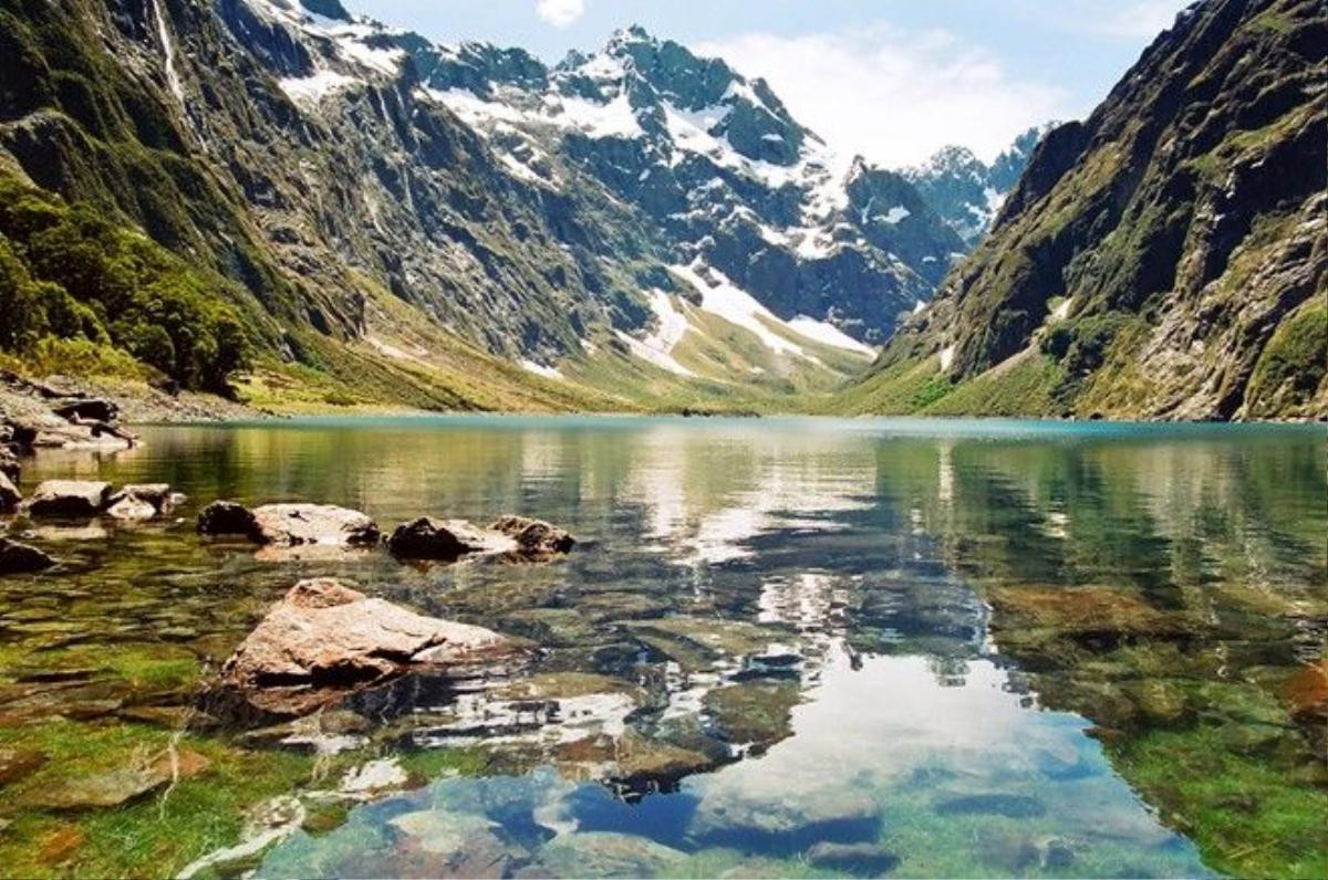 New Zealand: Mùa thu, cây cối chuyển màu vàng rực, soi bóng bên dòng sông, nổi bật trên những dãy núi tuyết hùng vị tạo nên bức trnh thiên nhiên đầy màu sắc. Ảnh: Iexplore.