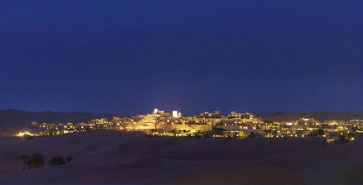 Khu nghỉ dưỡng Qasr Al Sarab: Qasr Al Sarab chinh phục du khách với vẻ lộng lẫy như trong truyện cổ tích. Khu nghỉ dưỡng nằm giữa sa mạc này có 400 nhân viên, các biệt thự với bể bơi riêng, 6 bãi đỗ trực thăng để phục vụ du khách. Tới đây, bạn có thể tận hưởng kỳ nghỉ tuyệt diệu, cùng nhiều hoạt động như đạp xe trên cát, cưỡi lạc đà, trượt ván... 