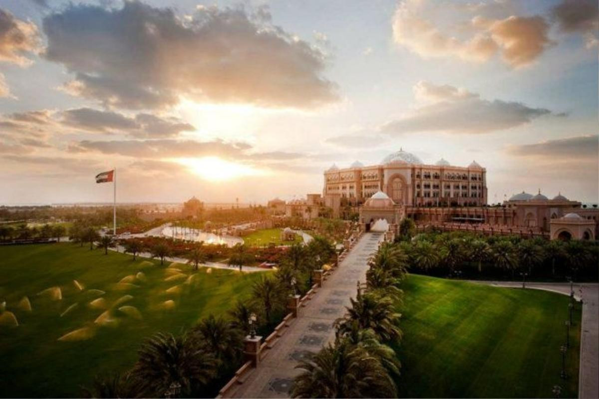 Khách sạn Emirates Palace: Khách sạn 5 sao này có các căn phòng được trang trí bằng cẩm thạch và vàng, với một tầng riêng dành cho hoàng gia. Đây là khách sạn có chi phí xây dựng đắt thứ 2 thế giới, khoảng 3 tỷ USD. Emirates Palace được chọn làm bối cảnh cho tập phim đình đám Fast and Furious 7. 