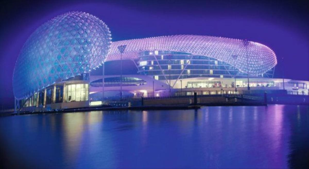 Yas Viceroy Abu Dhabi: Có bề ngoài như một tàu vũ trụ với hệ thống đèn LED ấn tượng, Yas Viceroy là khách sạn 5 sao sang trọng và một trong những điểm vui chơi đông khách nhất thành phố, với 11 nhà hàng và hộp đêm nổi tiếng Rush. 