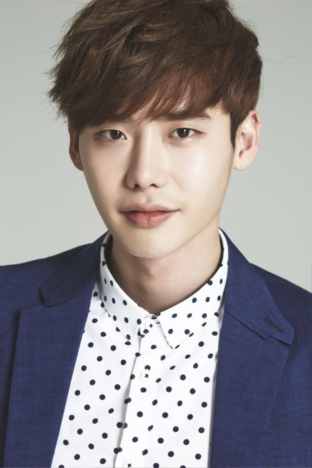 Là thần tượng của rất nhiều bạn trẻ, Lee Jong Suk luôn là tâm điểm chú ý mỗi khi xuất hiện. Tuy nhiên nam diễn viên lại không quá thích thú về điều này: “ Tôi không thích mọi sự chú ý đổ dồn vào mình. Khi mọi người nhìn tôi và la hét, tôi thực sự thấy sợ”.