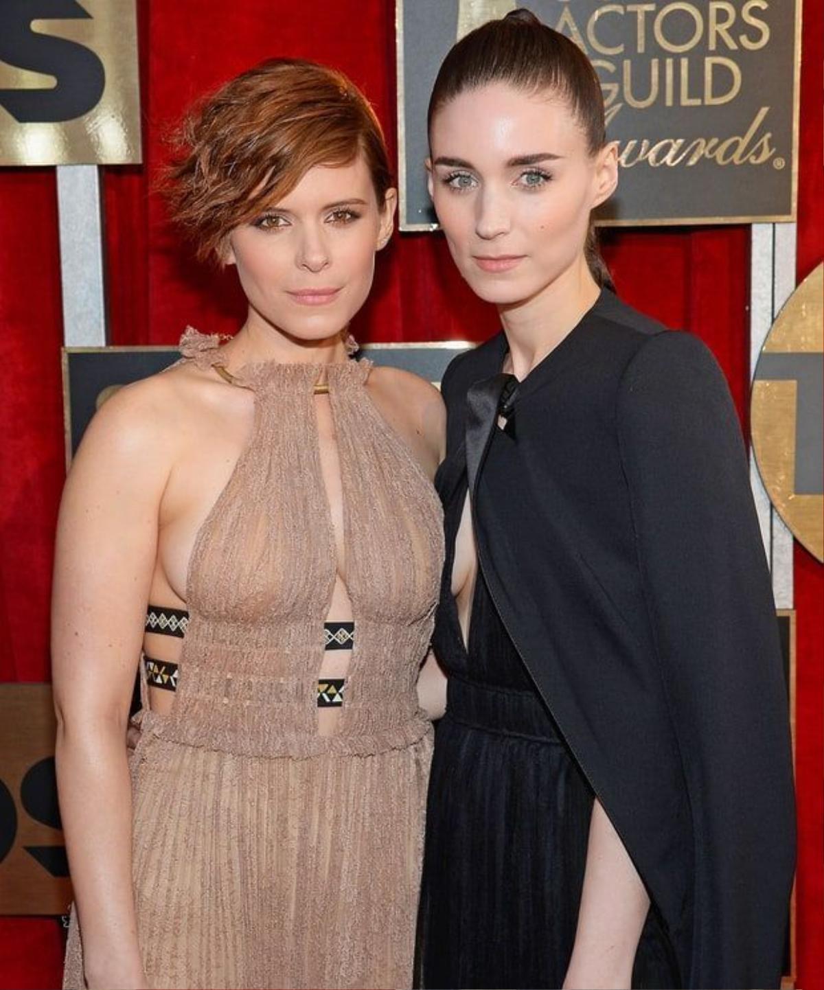 Cặp chị em Rooney and Kate Mara sinh trưởng trong một gia đình tỷ phú bóng đá với họ ngoại thành lập câu lạc bộ Pittsburgh Steelers và họ nội thành lập câu lạc bộ New York Giants.