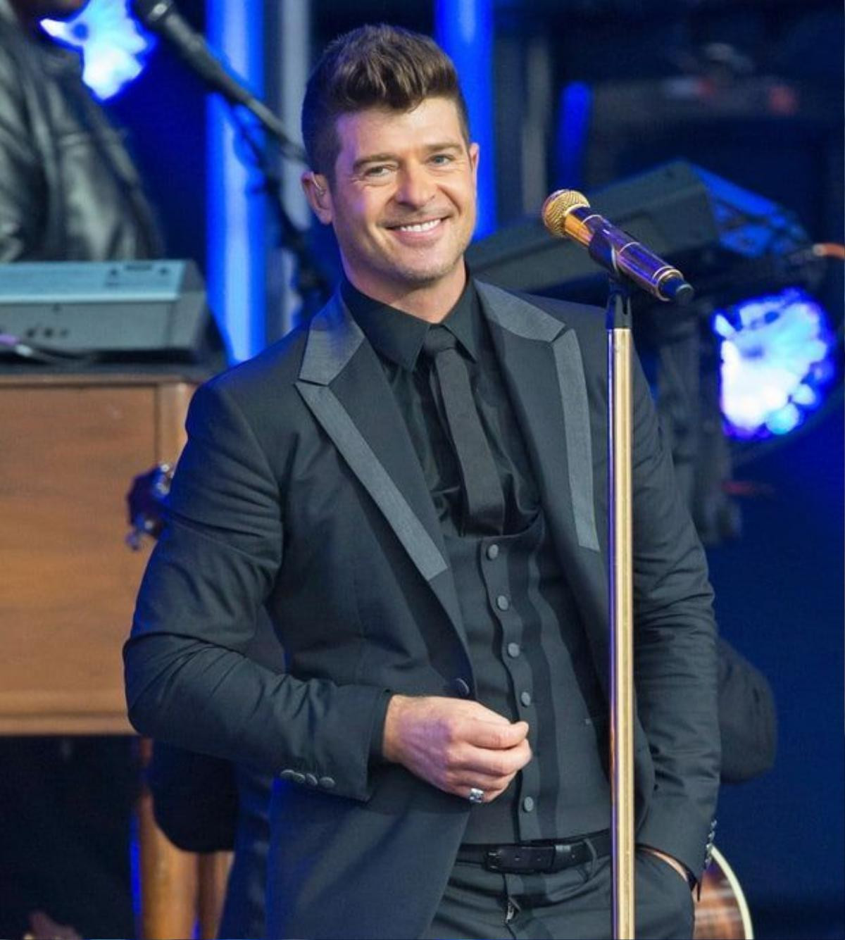 Robin Thicke là con của Alan Thicke, nam diễn viên thủ vai Jason Seaver trong Growing Pains vào cuối những năm 80 và đầu năm 90. Mẹ của anh, Gloria Loring, cũng là một ngôi sao truyền hình, người từng đảm nhận vai diễn Liz Chandler của bộ phim Days of Our Lives trong suốt 5 năm.