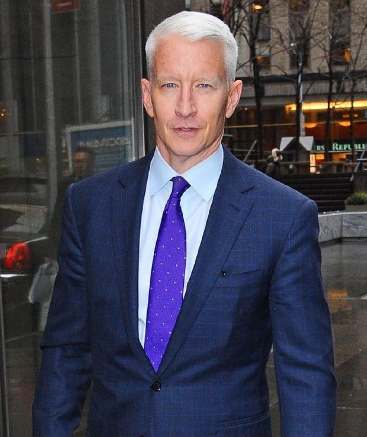 Nhà báo Anderson Cooper là con của nhà văn Wyatt Emory Cooper và nhà thiết kế thời trang Gloria Vanderbilt. Cha của Gloria, Reginald Claypoole Vanderbilt, là chắt của Commodore Cornelius Vanderbilt, người từng sáng lập ra đế chế đường sắt và nằm trong Top những triệu phú đầu tiên của Mỹ.