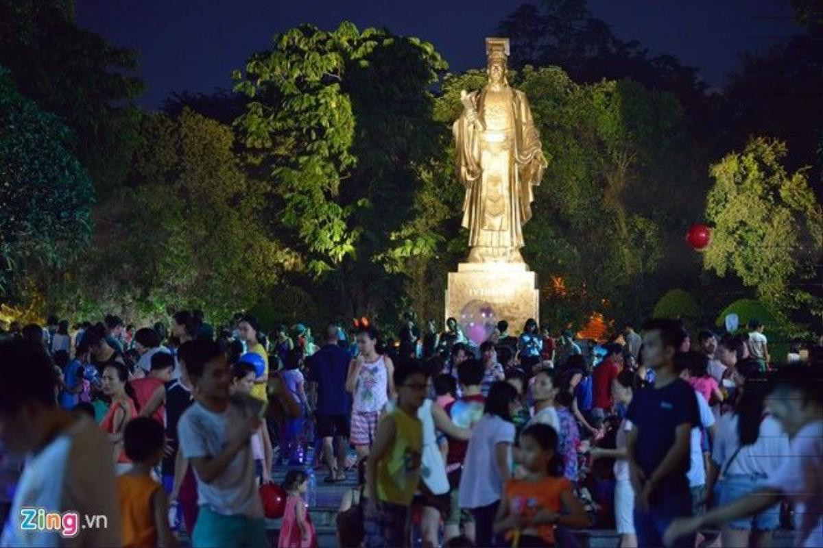 Tại công viên Lý Thái Tổ, giới trẻ tụ tập ngay từ 19h chơi các trò trượt patin, nhảy múa.