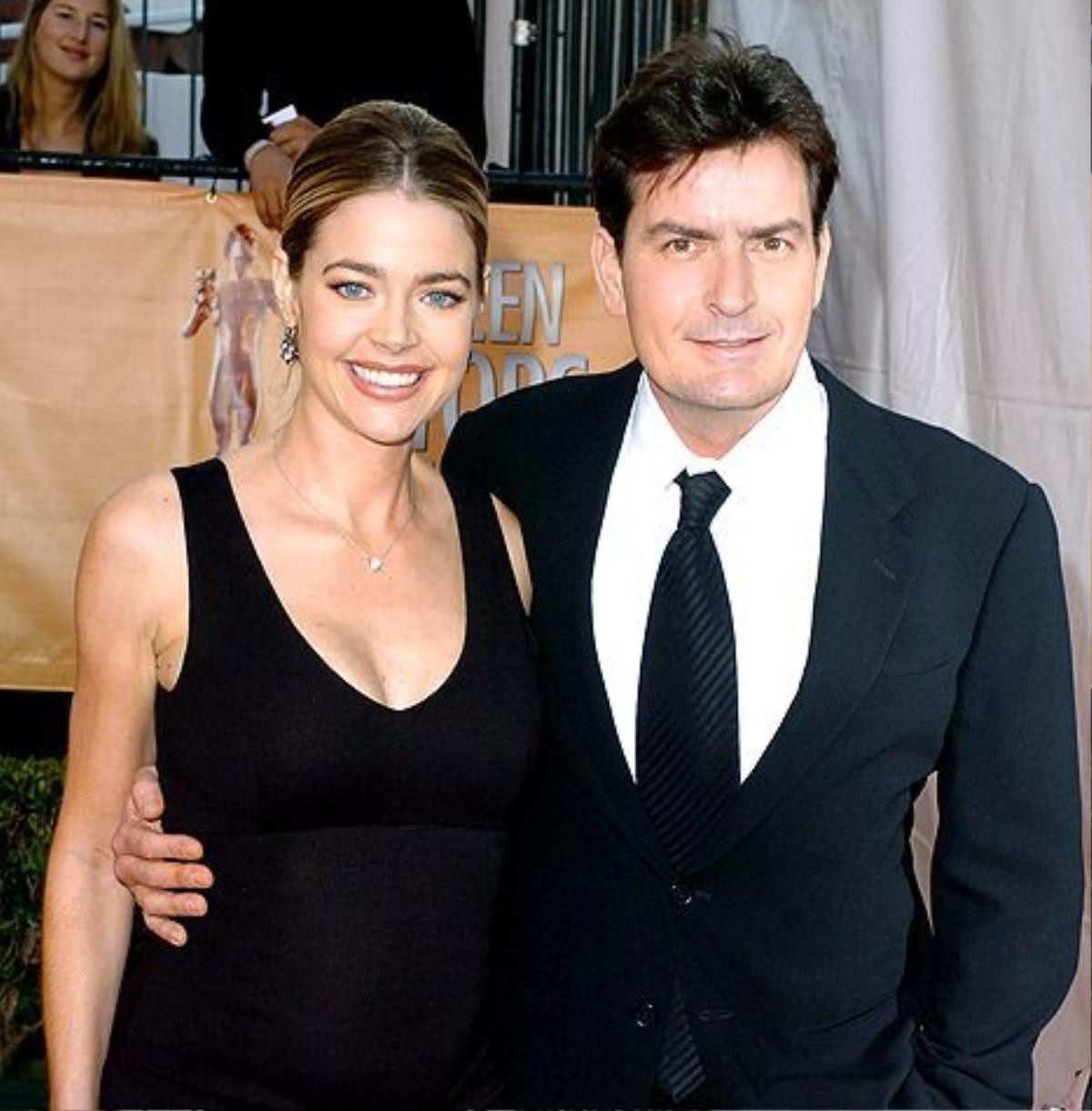 Khi còn mặn nồng, Charlie Sheen và Denise Richards đã xăm tên của nhau lên cơ thể mình