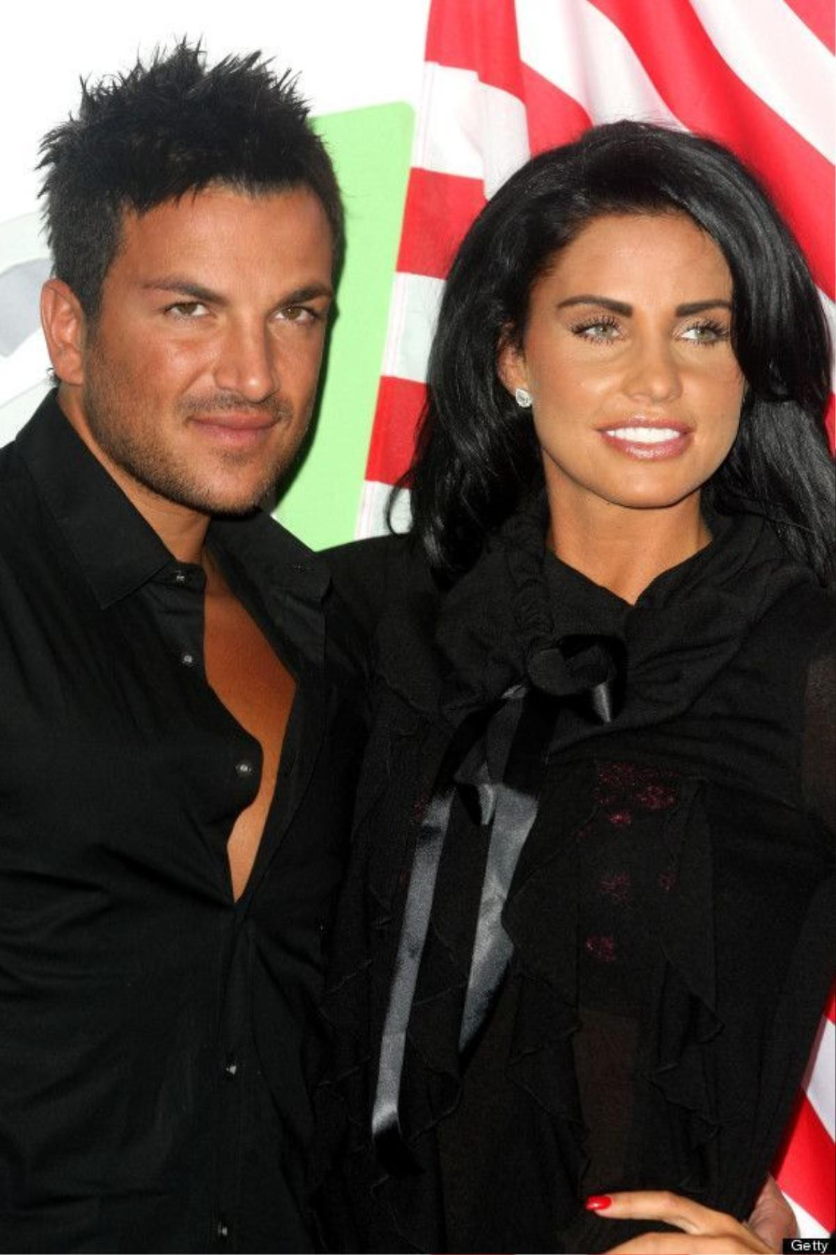 Peter Andre và Katie Price kết hôn vào năm 2007 sau một thời gian tìm hiểu. Katie sau đó gây chú ý với hình xăm khá lớn trên cổ tay bao gồm chữ 'Pete' với trái tim phía trên tên của con gái và một vương miện.