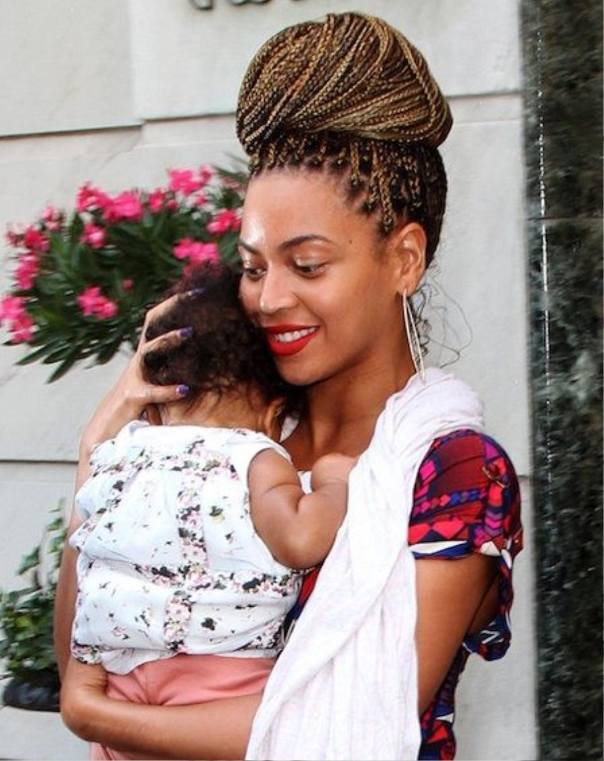 July 18, 2012: Beyonce Knowles steps out in a bright printed romper and long braids in a bun carrying daughter Blue Ivy Carter. Mandatory Credit: Zelig Shaul/ACE/INFphoto.com Ref: infusny-220|sp|U.S., AUSTRALIA, NEW ZEALAND SALES ONLY.