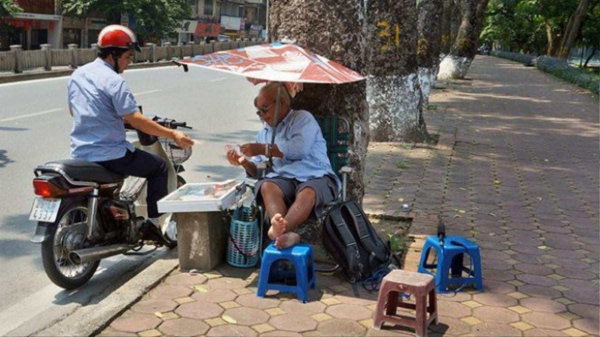 "Tôi đã gắn bó với con đường này, hàng cây này từ những năm 80 của thế kỷ trước tới giờ. Nay biết hàng cây này sẽ bị chặt hạ tôi rất tiếc nhưng biết làm sao được, xã hội phát triển mà. Giá như vẫn làm được đường sắt mà giữ lại được hàng cây này thì tốt biết mấy cho con cháu", cụ Đào Đình Tùng, 82 tuổi, người bán vé số ở phố Kim Mã chia sẻ.