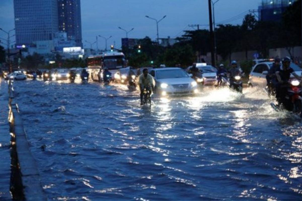 Nước ngập suốt cả đoạn đường Nguyễn Hữu Cảnh (từ cầu Thủ Thiêm đến chân cầu Sài Gòn).