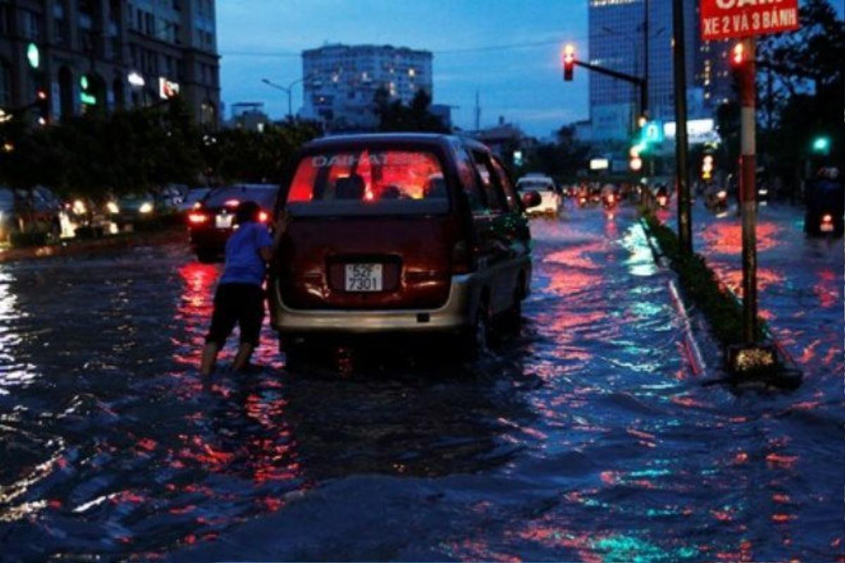 Ngay cả ô tô cũng chung cảnh ngộ bị chết máy.