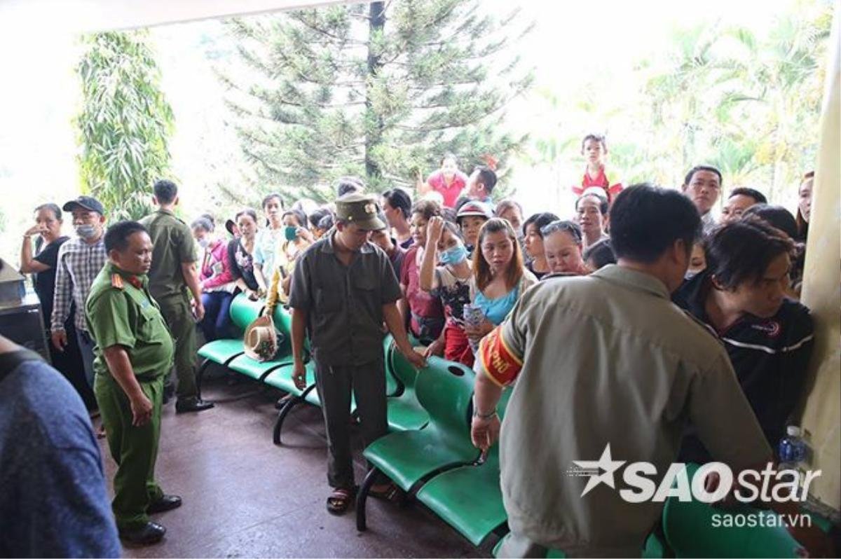 Bảo vệ phải dùng hàng rào và ghế để giữ trật tự.