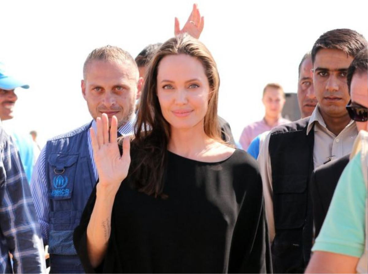 angelina-jolie-visits-refugee-camp-jordan-2016-1