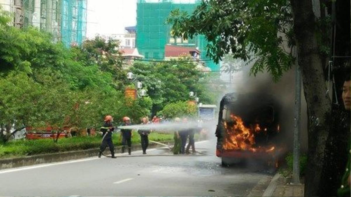 ha-noi-xe-buyt-boc-chay-du-doi-tren-duong-hinh-3