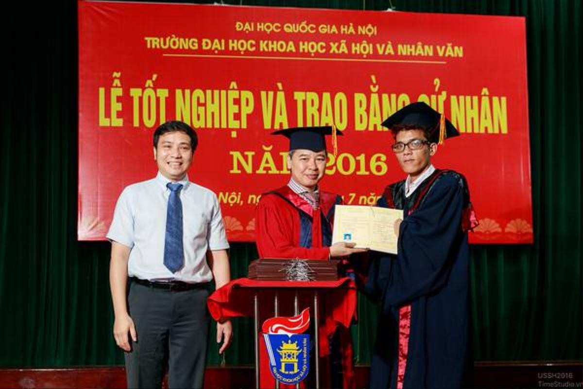 Anh Khanh vừa tốt nghiệp đại học ngành Khoa học quản lý, trường Đại học Khoa học Xã hội và Nhân văn với tấm bằng loại khá.