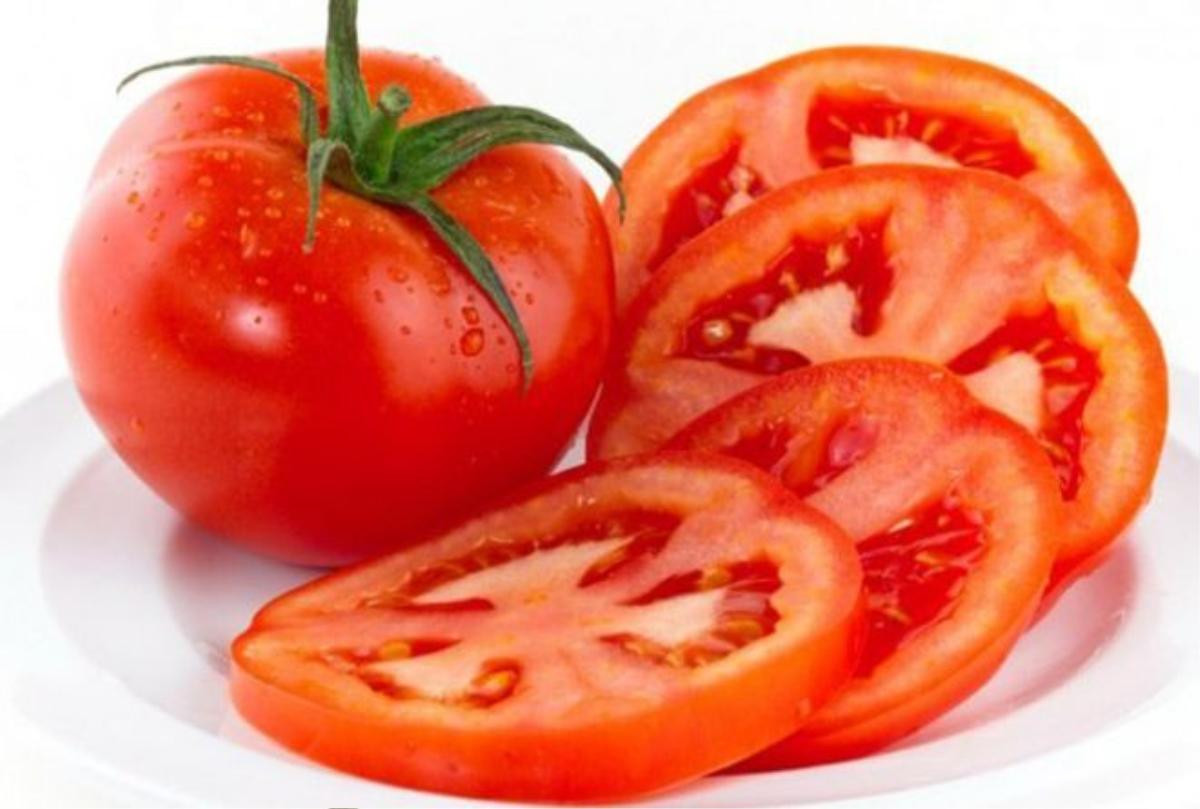 Đắp mặt nạ cà chua. Cà chua có chứa nhiều lycopene, các vitamin, khoáng chất và arbutin có tác dụng dưỡng ẩm, giúp làm da trắng hồng hơn. 