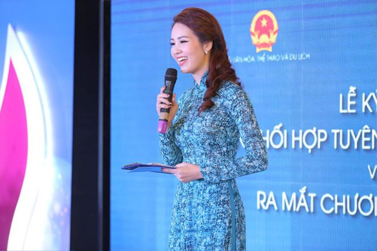 Cô đảm nhận vai trò MC của buổi họp báo.