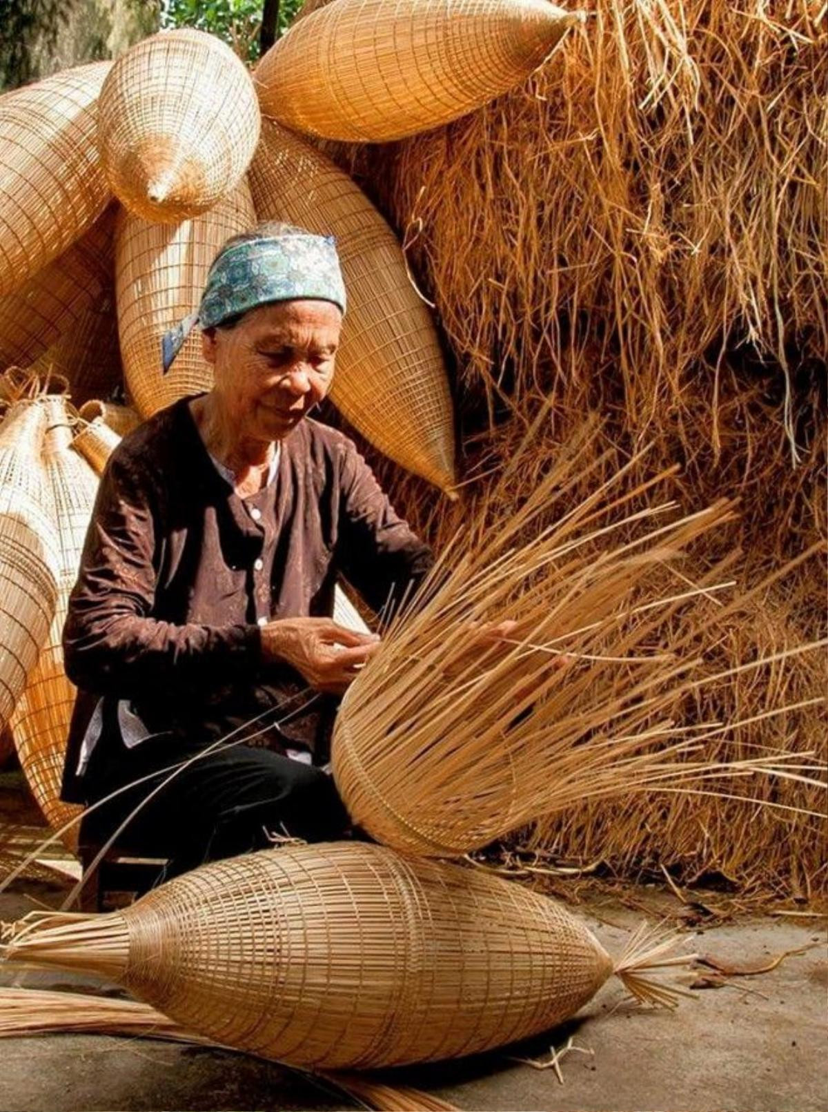 Nguyên liệu để làm ra những chiếc rọ, đó là nứa được chuyển từ trên rừng về. Đó có hình bầu dục, đuôi nhọn, miệng nhỏ tròn. Một người lành nghề mất khoảng 15-20 phút để tạo nên một chiếc đó hoàn chỉnh. 