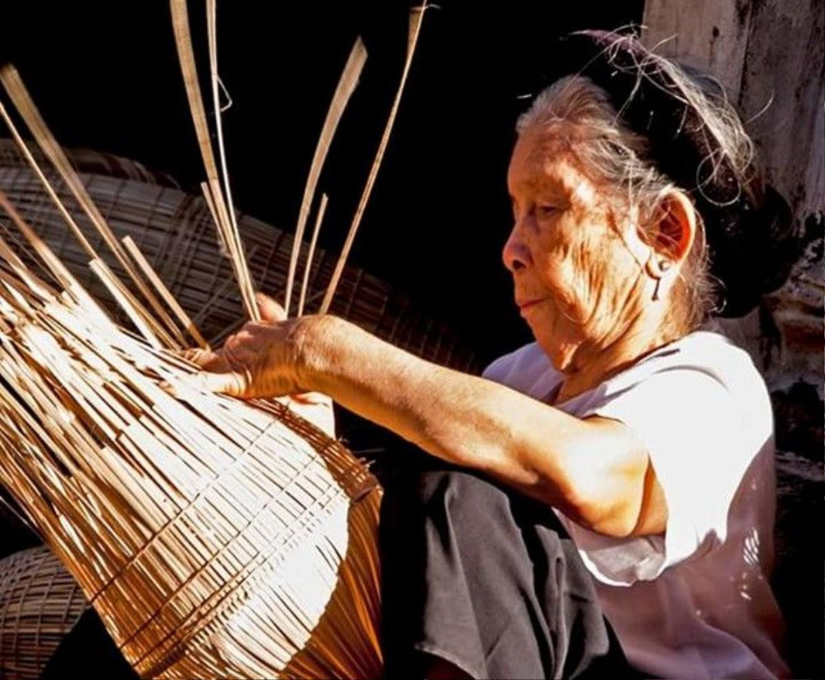 Rời tay cuốc, tay liềm, rời bàn học là trên tay người già đến người trẻ lại bắt tay vào nghề đan lát. Hàng ngày, trong làng, già trẻ nhộn nhịp phơi nan, đan đó, tạo thành bức tranh đặc sắc làng nghề nông thôn. Công việc này góp phần mang đến 50% thu nhập của người dân trong xã. 