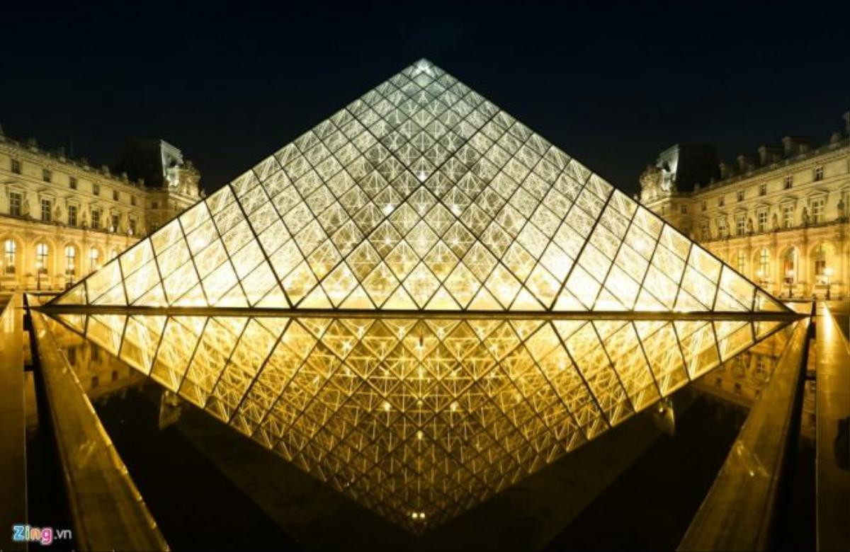 Kim tự tháp kính Louvre là công trình được xây bằng kính và kim loại nằm giữa sân Napoléon theo yêu cầu của Tổng thống Pháp François Mitterrand năm 1983. Công trình là tác phẩm của kiến trúc sư nổi tiếng người Mỹ gốc Hoa Leoh Ming Pei. Toàn bộ kim tự tháp được xây bằng kính, cùng các khớp nối kim loại, cao 20,6 m, với đáy hình vuông, mỗi cạnh 35 m. Kim tự tháp này gồm 603 tấm kính hình thoi và 70 tấm hình tam giác. Vào ban đêm, Louvre lung linh như một viên cương rực rỡ.