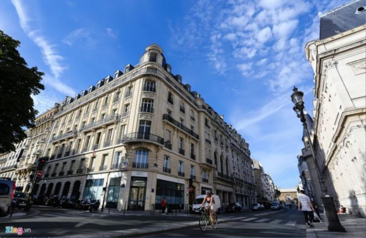 Paris là bảo tàng ngoài trời khổng lồ của các công trình kiến trúc, nhà thờ, rạp hát, tòa nhà, cầu... Du khách không có nhiều thời gian thì chỉ cần tập trung dạo chơi, khám phá ở khu vực quận 1 cũng sẽ có cái nhìn tổng quan về cả thành phố hàng trăm năm lịch sử này.