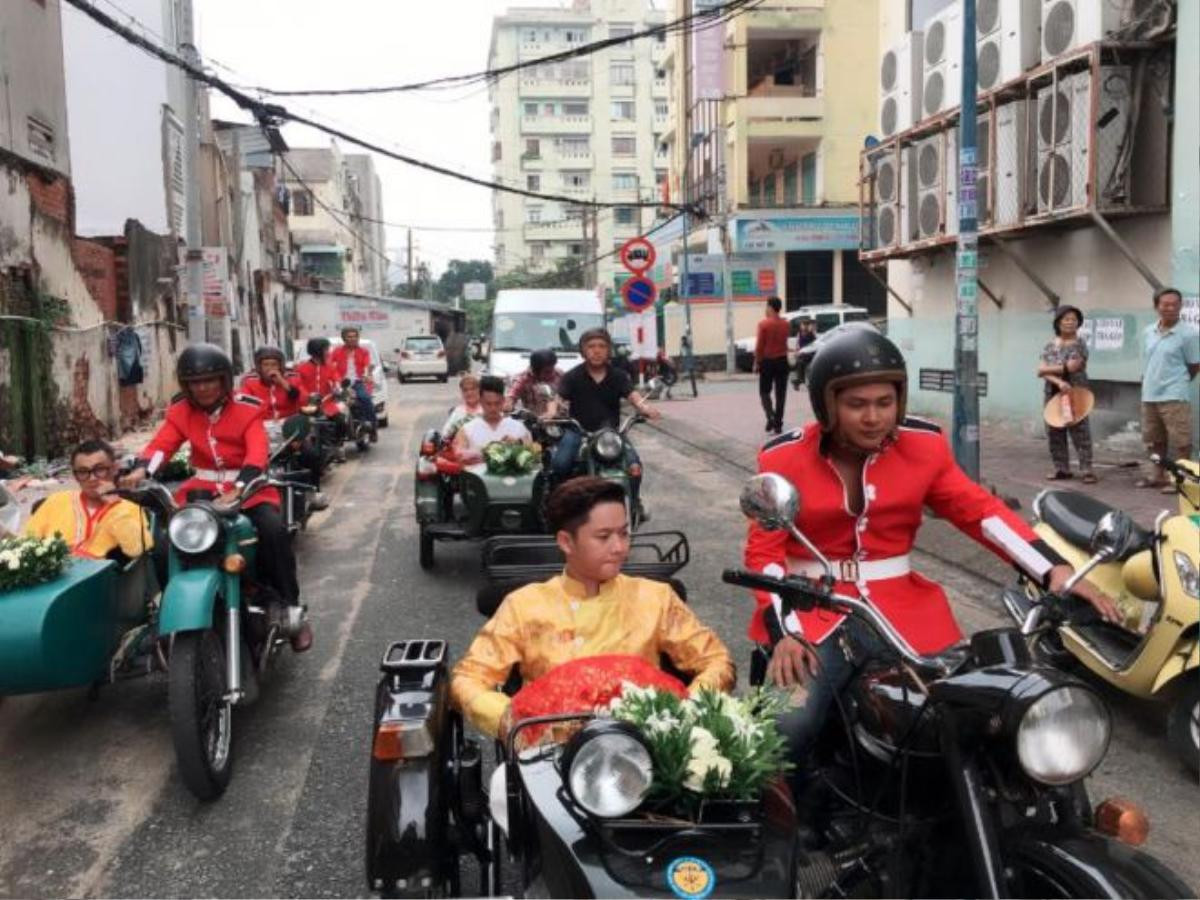 Đường phố như "náo loạn" khi đám cưới siêu đặc biệt này đi qua. Ảnh: fb Tâm Ngọc Minh Thái