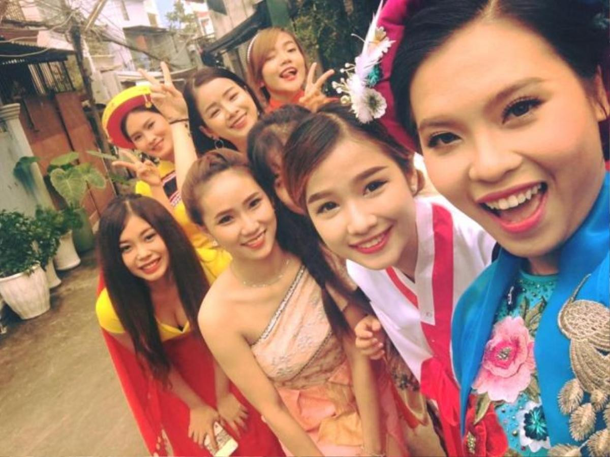 Cô dâu chụp ảnh selfie cùng những phù dâu xinh đẹp. Ảnh: fb Quang Minh Tran