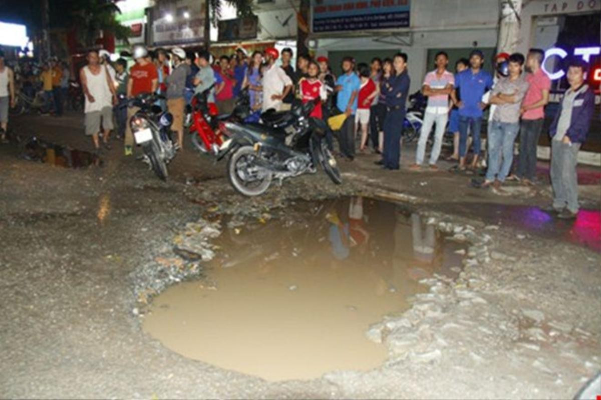 Hố sâu trên mặt đường là một phần nguyên nhân của vụ tai nạn giao thông. Ảnh: Vũ Hội