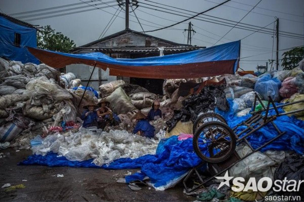 Tại đây, những công nhân làm ở xưởng tái chế sẽ tiến hành phân loại.