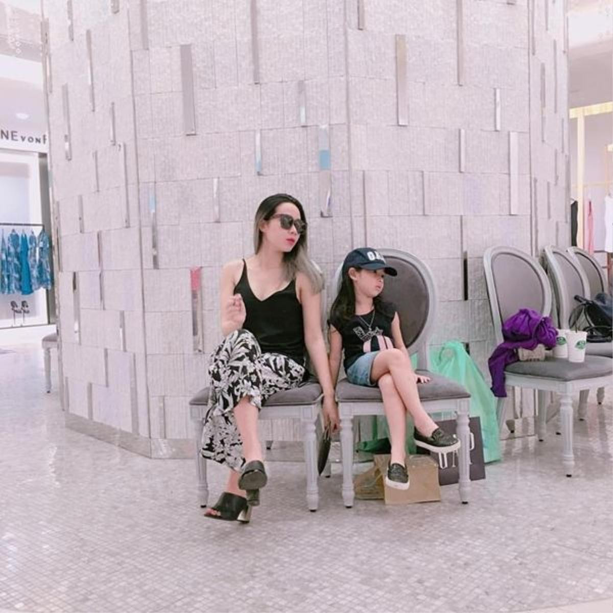 Bé tỏ ra rất dạn dĩ trước ống kính với khả năng tạo dáng chuyên nghiệp như một fashionista nhí.