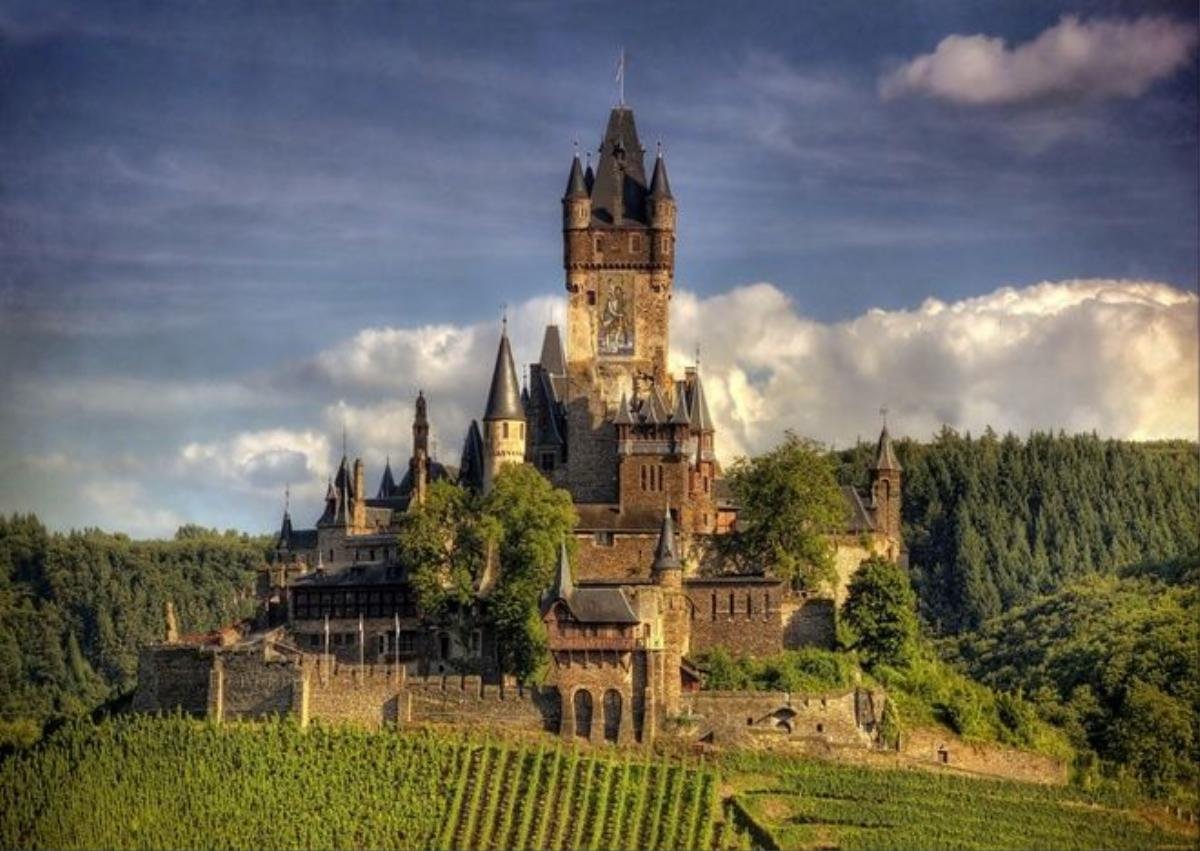 Reichsburg Cochem, Đức Lâu đài có tuổi đời lên đến hàng nghìn năm này từng là nơi trú ngụ của vua Konrad III. Năm 1689, nó bị người Pháp phóng hỏa đốt nhưng tới 1868, lâu đài được một doanh nhân Đức mua lại và trùng tu.