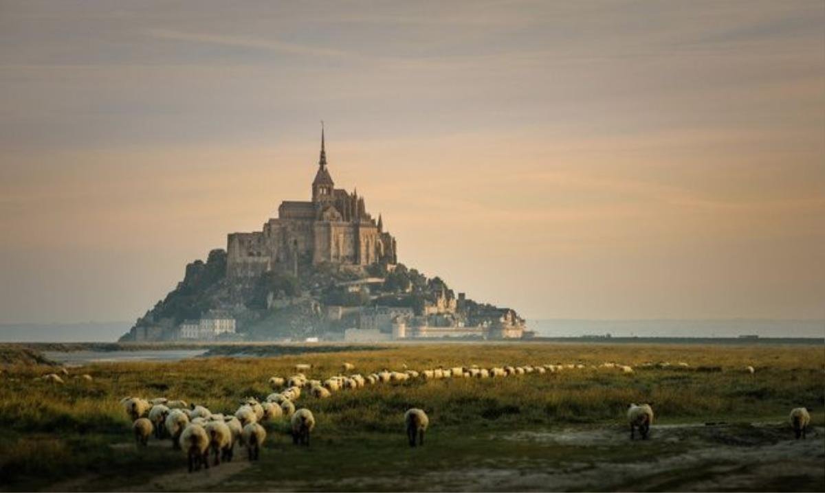 Mont Saint-Michel, Pháp Pháo đài bất khả xâm phạm Mont Saint-Michel là một trong những điểm đông khách nhất ở Pháp, sau Paris. Lâu đài được xây dựng vào năm 709 và đến nay, theo đánh giá của nhiều du khách, nó vẫn còn rất đẹp, lộng lẫy.