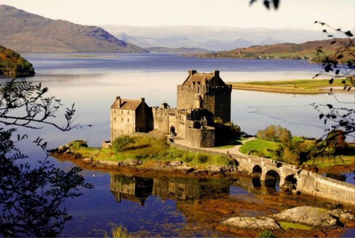 Eilean Donan, Scotland Lâu đài nằm trên một hòn đảo ở Loch Duich, là một trong những điểm đến lãng mạn nhất Scotland. Nơi đây nổi tiếng với các huyền thoại, là điểm đến cho nhiều nhà làm phim.