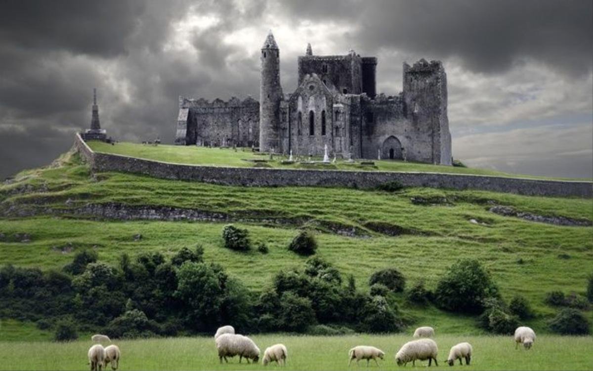 The Rock of Cashel, Ireland Khung cảnh tuyệt đẹp xung quanh The Rock of Cashel khiến không ít du khách cho biết họ có cảm tưởng như mình đang lạc vào Ireland của những ngày xa xưa, với không gian thật yên bình. Nơi đây từng là chỗ ở của các vị vua Ireland và là điểm giảng đạo của thánh Patrick vào thế kỷ thứ 5.