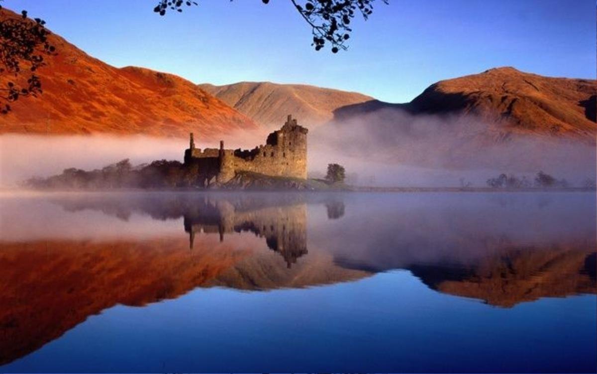 Kilchurn, Scotland Di tích tuyệt đẹp và có phần hơi kỳ quái bằm bên bờ của Lock Awe. Kilchum từng có quá khứ dữ dội khi bị sét đánh vào năm 1769. Ngày nay, nó là điểm đến yêu thích của các du khách mê mẩn với những tòa lâu đài và truyện cổ tích.